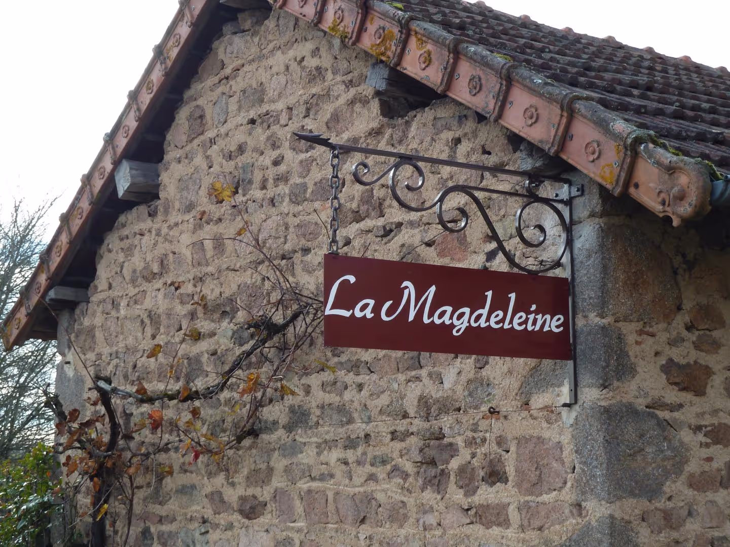 Enseige de la Magdeleine sur la façade