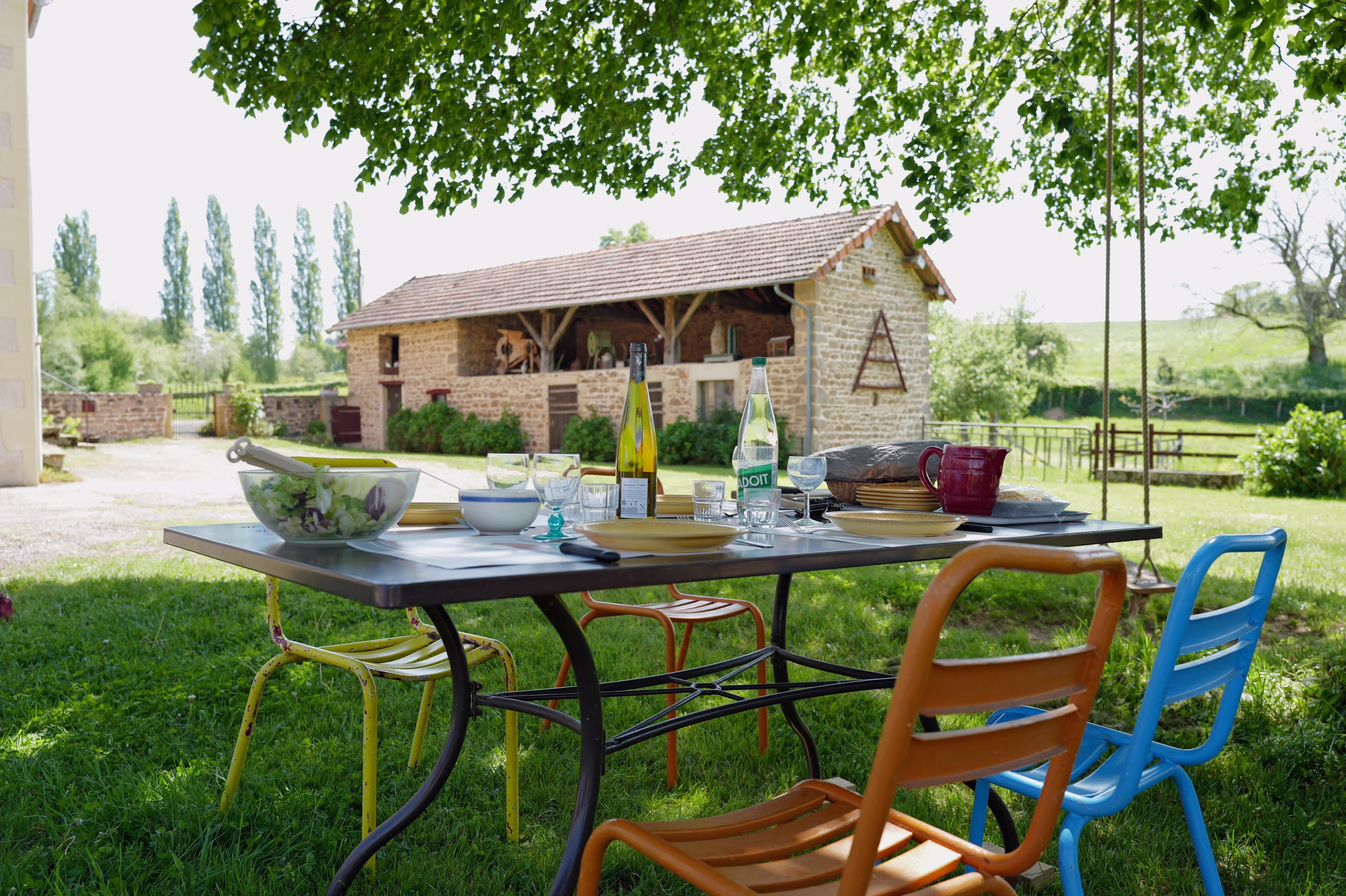Les deux tables à l'extérieur de la maison Les deux tables à l'extérieur de la maison