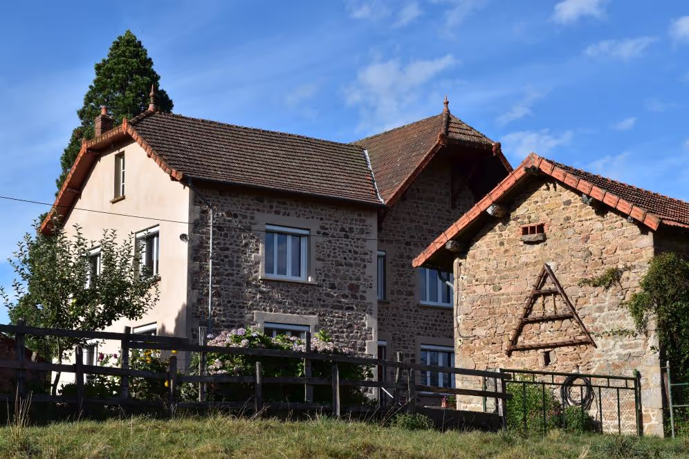 Vue sur la maison et la herse