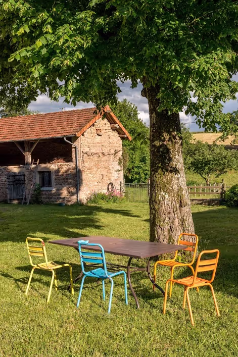 Vue sur le jardin Vue sur le jardin avec une table en premier plan