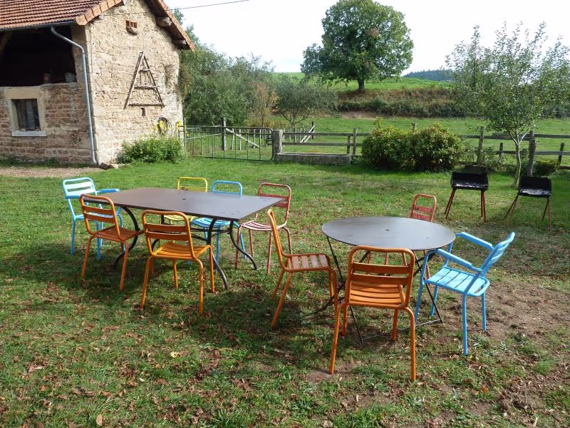 Les deux tables à l'extérieur de la maison