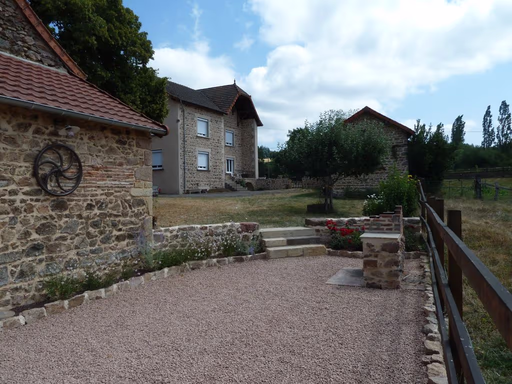Une deuxième vue de la terrasse qui donne sur la maison